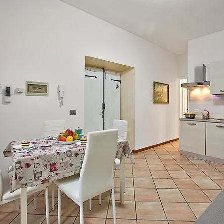 Apartment Berny Salo: Near The & Garage - Happy